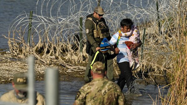 Мигранты, задержанные властями на границе штата Техас и Мексики