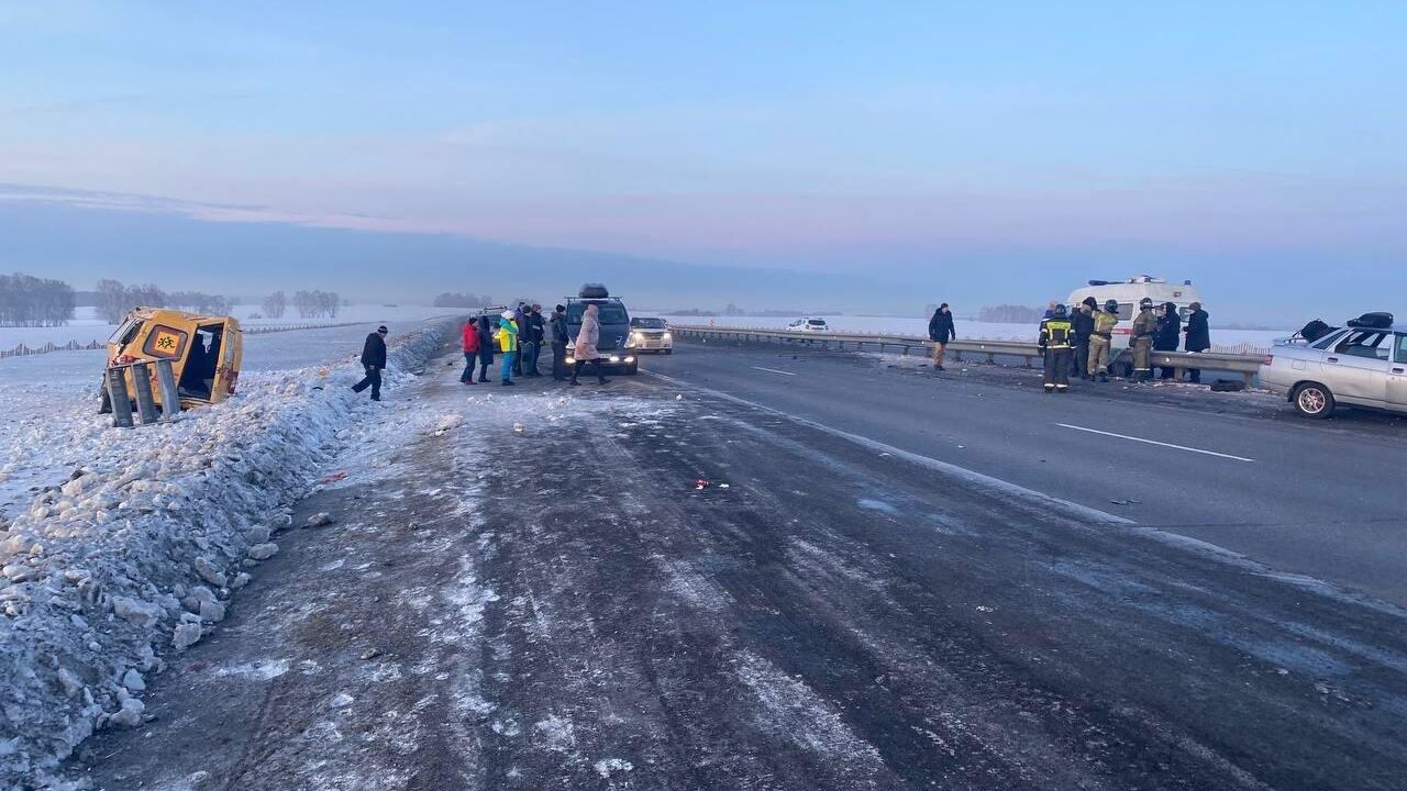 Место ДТП с участием школьного автобуса в Кемеровской области. 26 января 2024 - РИА Новости, 1920, 26.01.2024