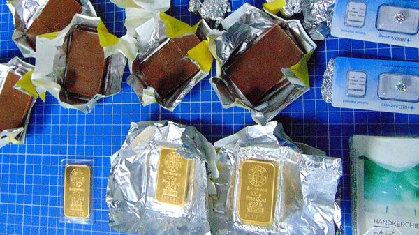 Три золотых слитка и два бриллианта обнаружили минераловодские таможенники в чемодане россиянки