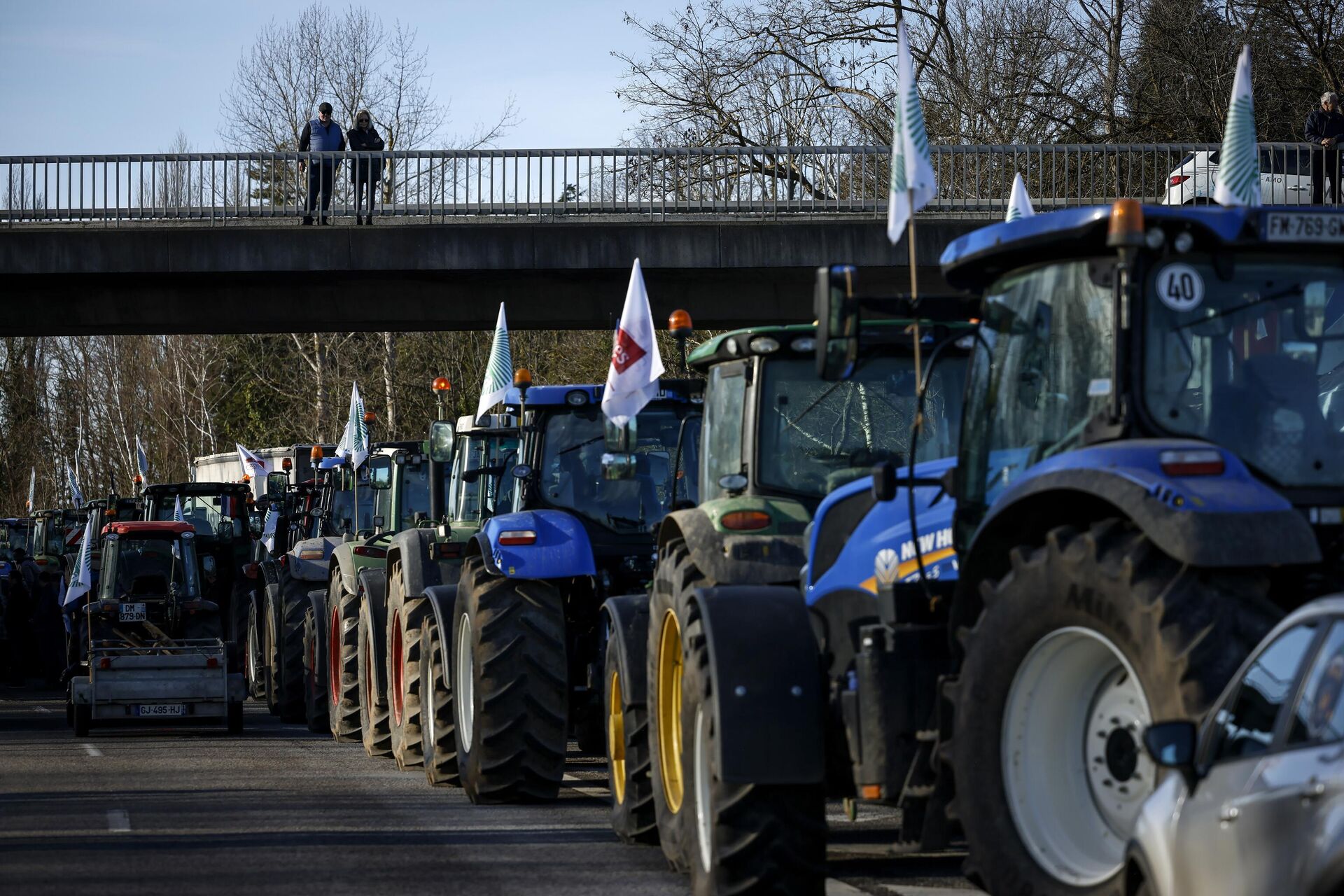 Фермеры на тракторах, перекрывшие движение на шоссе к северу от Парижа - РИА Новости, 1920, 27.01.2024