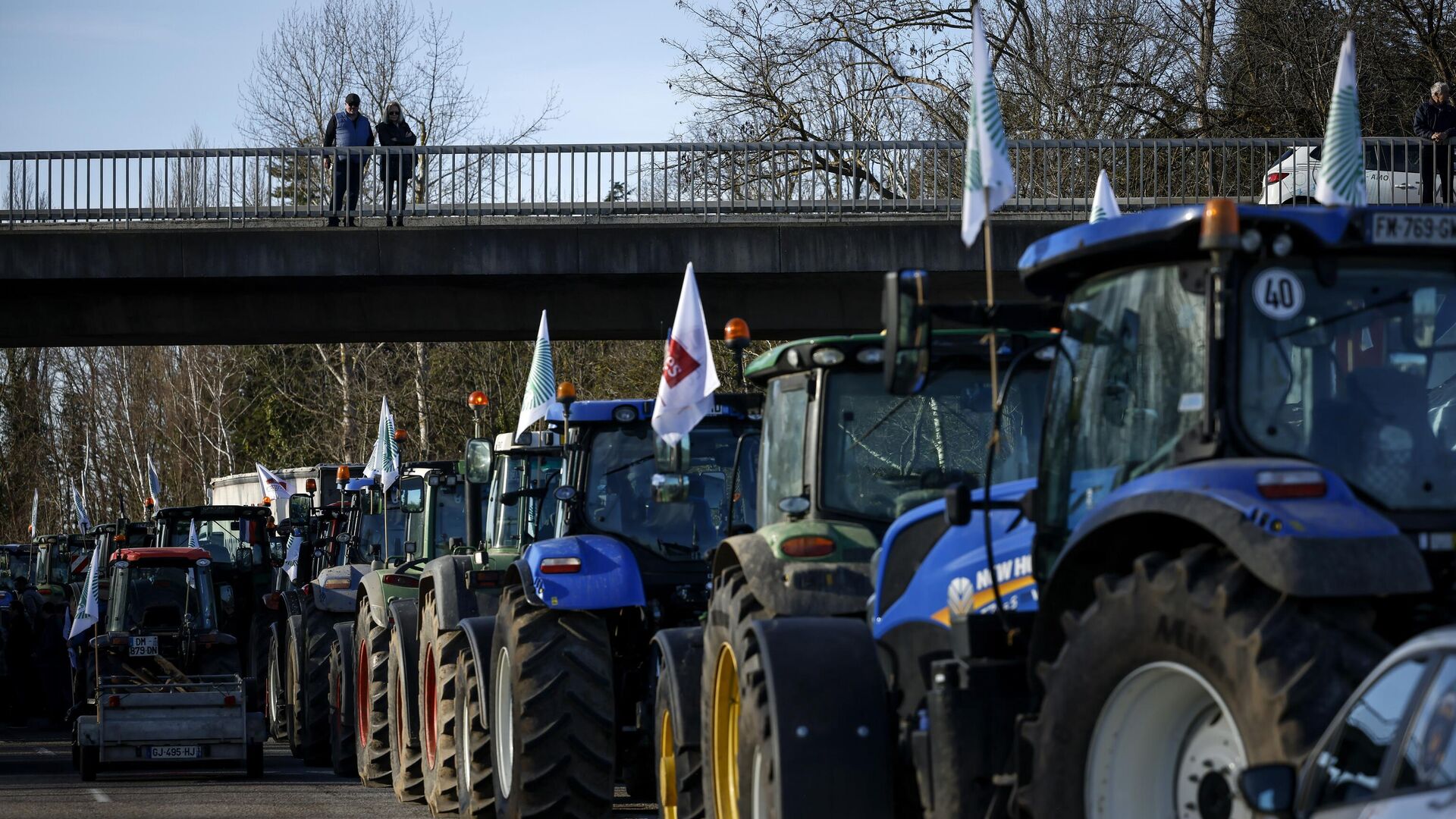 Фермеры на тракторах, перекрывшие движение на шоссе к северу от Парижа. 26 января 2024 - РИА Новости, 1920, 26.01.2024