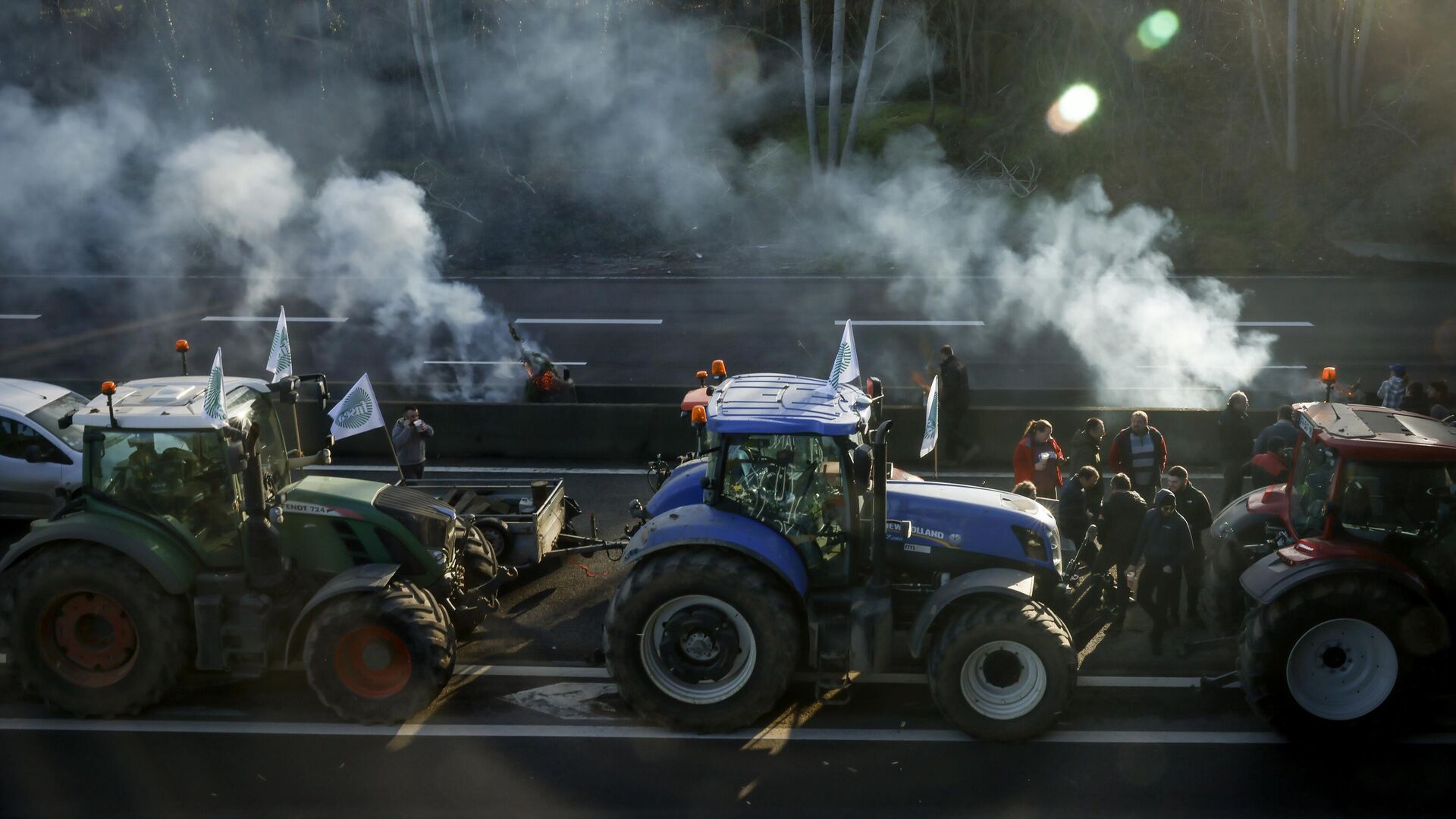 Фермеры на тракторах, перекрывшие движение на шоссе к северу от Парижа. 26 января 2024 - РИА Новости, 1920, 26.01.2024