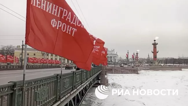 Факелы на Ростральных колоннах в честь 80-летия снятия блокады Ленинграда. Кадр видео