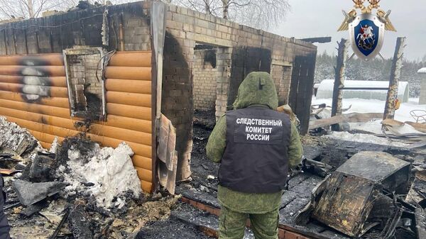 Сотрудник СК России на месте пожара в деревне Нечаево Борского района Нижегородской области
