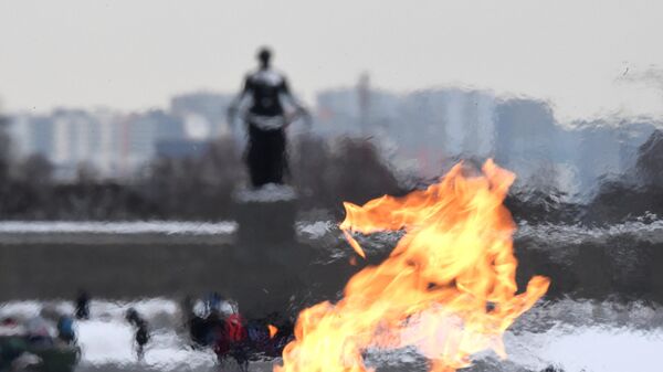 Вечный огонь у монумента Мать-Родина на Пискаревском мемориальном кладбище в память о погибших в годы блокады