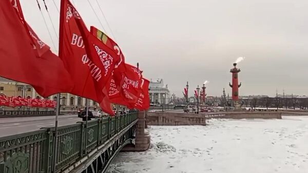 Факелы на Ростральных колоннах, зажженные в честь 80-летия снятия блокады Ленинграда