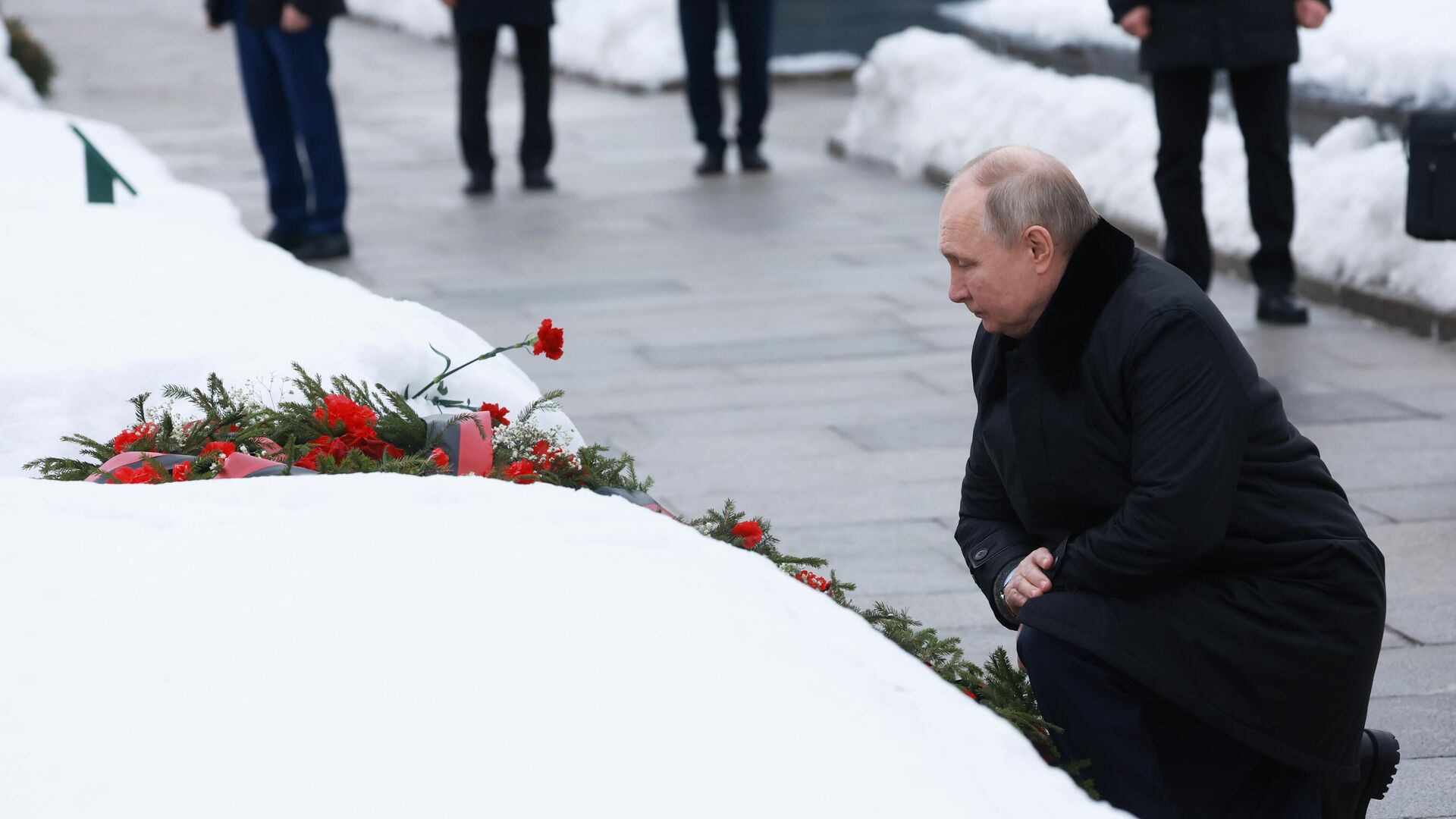 Президент РФ Владимир Путин на церемонии возложения венка к монументу Мать-Родина на Пискаревское кладбище в Санкт-Петербурге в день 80-летия полного освобождения Ленинграда от фашистской блокады в годы Великой Отечественной войны - РИА Новости, 1920, 27.01.2024