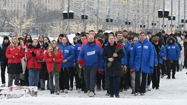 Активисты Молодой Гвардии Единой России и Волонтерской Роты на церемонии возложения цветов к монументу Ленинградский фронт в парке Победы на Поклонной горе по случаю годовщины освобождения Ленинграда от фашистской блокады