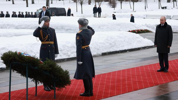 Президент РФ Владимир Путин на церемонии возложения венка к монументу Мать-Родина на Пискаревском кладбище в Санкт-Петербурге