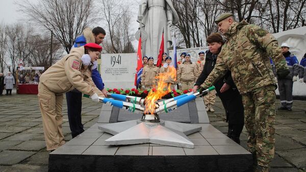 Церемония зажжения Вечного огня на мемориале в селе Большая Неклиновка Неклиновского района Ростовской области