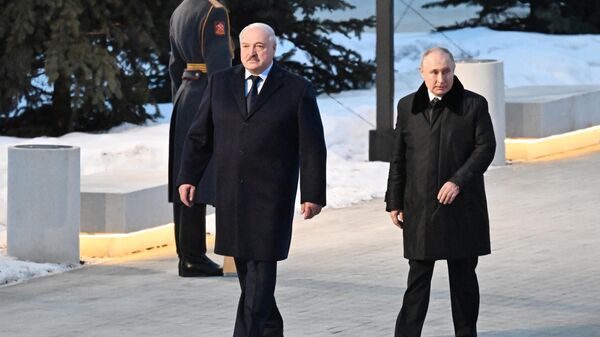 Президент России Владимир Путин и президент Белоруссии Александр Лукашенко на церемонии открытия мемориала в деревне Зайцево