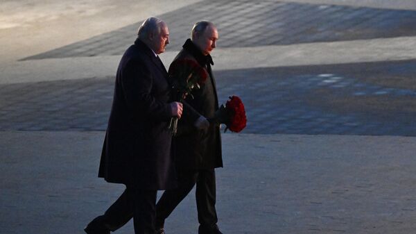 Владимир Путин и Александр Лукашенко на церемонии открытия мемориала в память о мирных жителях СССР