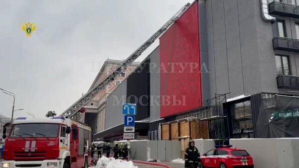 Кадры с места пожара в здании на Триумфальной площади