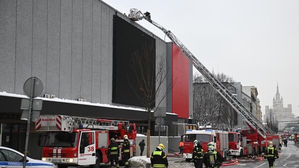 Работа противопожарной службы РФ в здании Театра Сатиры на Триумфальной площади в Москве