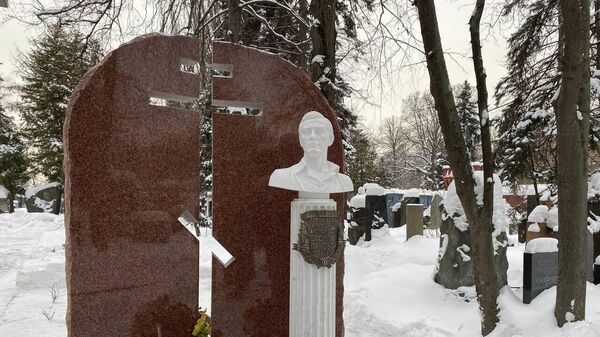 Памятник народному артисту СССР Василию Лановому открыли на Новодевичьем кладбище в Москве