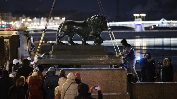 Монтаж скульптур львов на Адмиралтейской набережной в Петербурге
