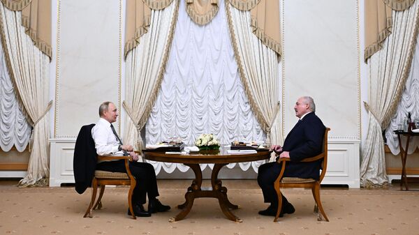 Президент РФ Владимир Путин и президент Белоруссии Александр Лукашенко (справа) во время делового ужина в Санкт-Петербурге