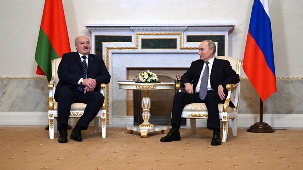 Президент России Владимир Путин и президент Белоруссии Александр Лукашенко во время встречи в Санкт-Петербурге