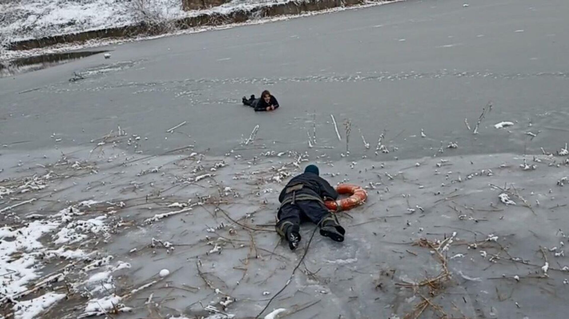 Спасение двух провалившихся под лед девочек в ЛНР - РИА Новости, 1920, 28.01.2024