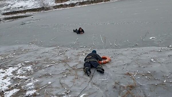 Спасение двух провалившихся под лед девочек в ЛНР