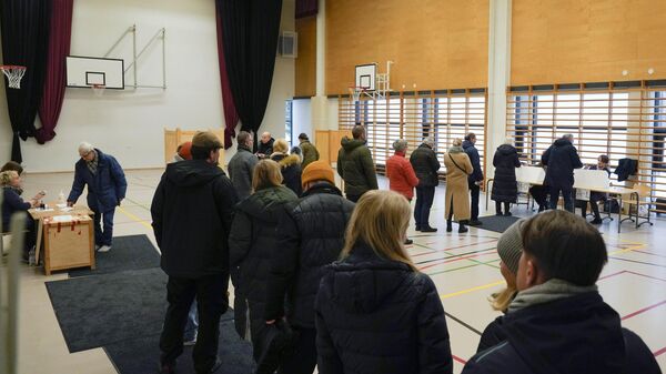 Люди голосуют на одном из участков на президентских выборах в Финляндии