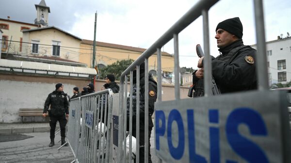 Сотрудники турецкой полиции по борьбе с массовыми беспорядками блокируют улицу около церкви Санта-Мария после нападения
