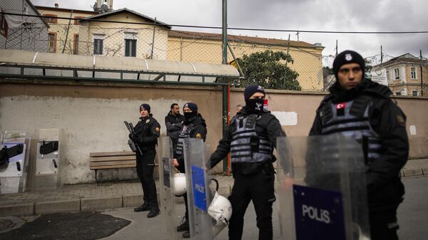 Турецкие полицейские возле церкви Санта-Мария в Стамбуле