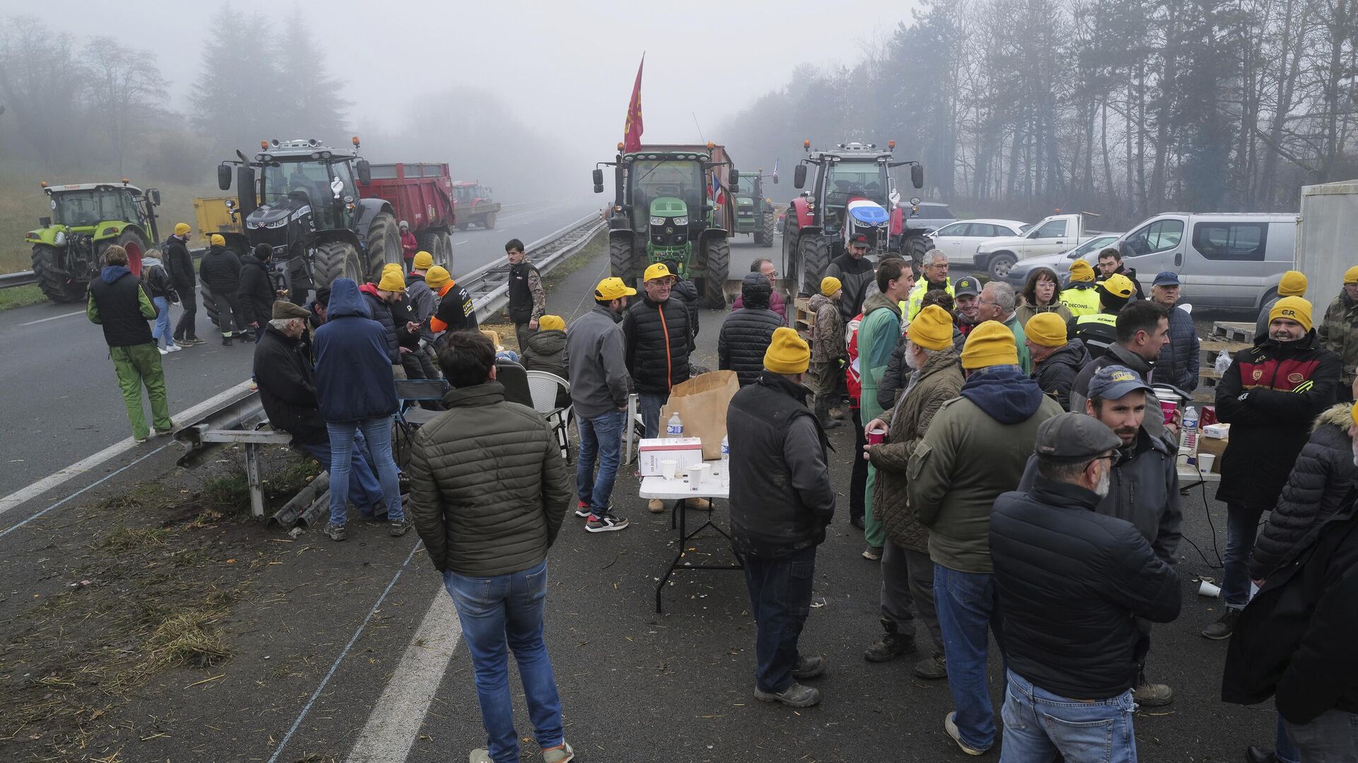 Фермеры блокируют шоссе недалеко от Ажена на юго-западе Франции - РИА Новости, 1920, 30.01.2024