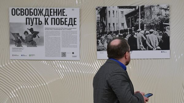 Посетитель на выставке Освобождение. Путь к Победе в Санкт-Петербургском политехническом университете Петра Великого