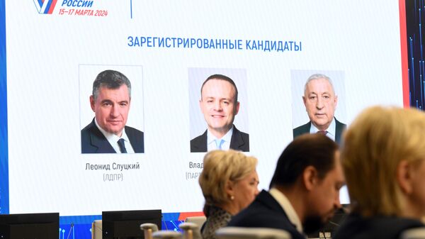 Табло с изображением зарегистрированных кандидатов на пост президента РФ
