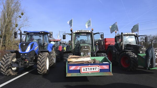 Протест французских фермеров на трассе к северу от Парижа