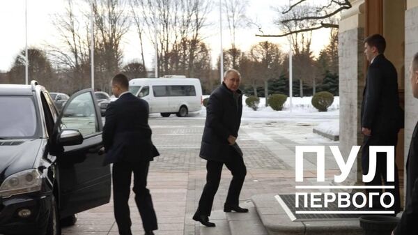 Президент России Владимир Путин выходит из автомобиля, на котором вместе с белорусским коллегой Александром Лукашенко передвигается по Стрельне в последние три дня