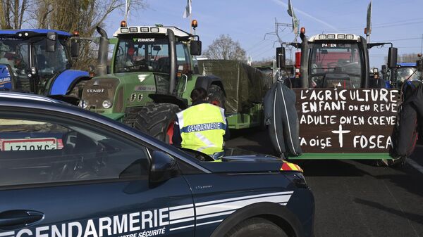 Французские фермеры на тракторах блокируют шоссе к северу от Парижа