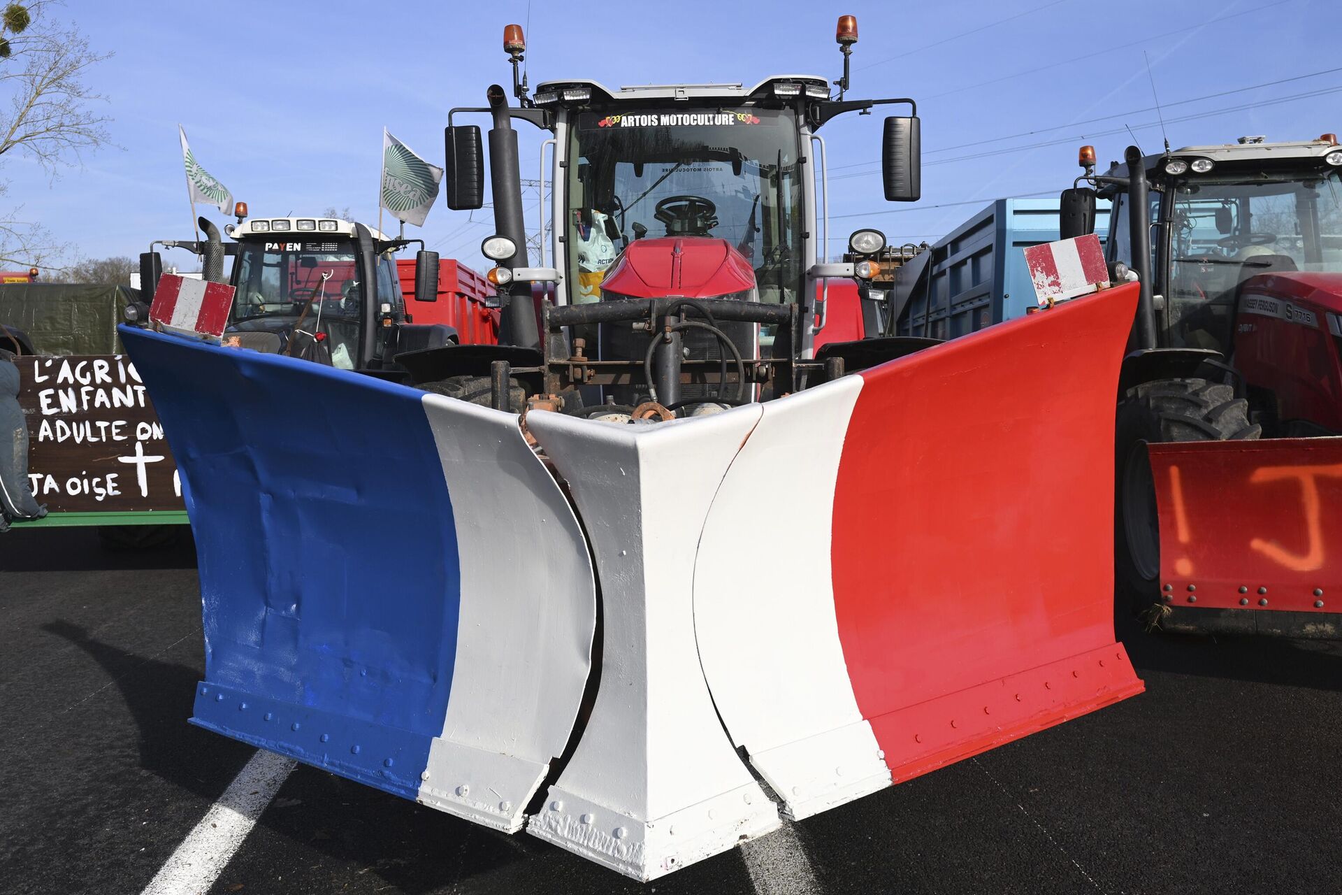 Французские фермеры на тракторах блокируют шоссе к северу от Парижа - РИА Новости, 1920, 21.03.2024