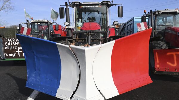 Французские фермеры на тракторах блокируют шоссе к северу от Парижа
