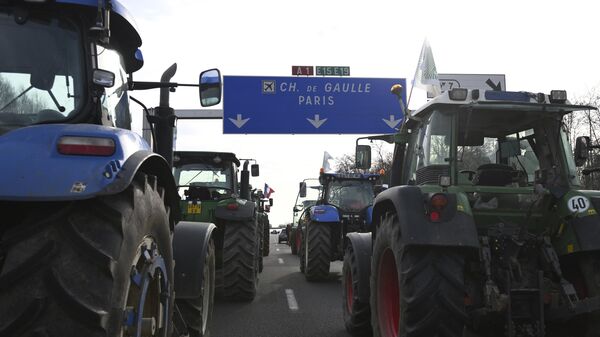 Протестующие фермеры на шоссе к северу от Парижа, 29 января 2024 года