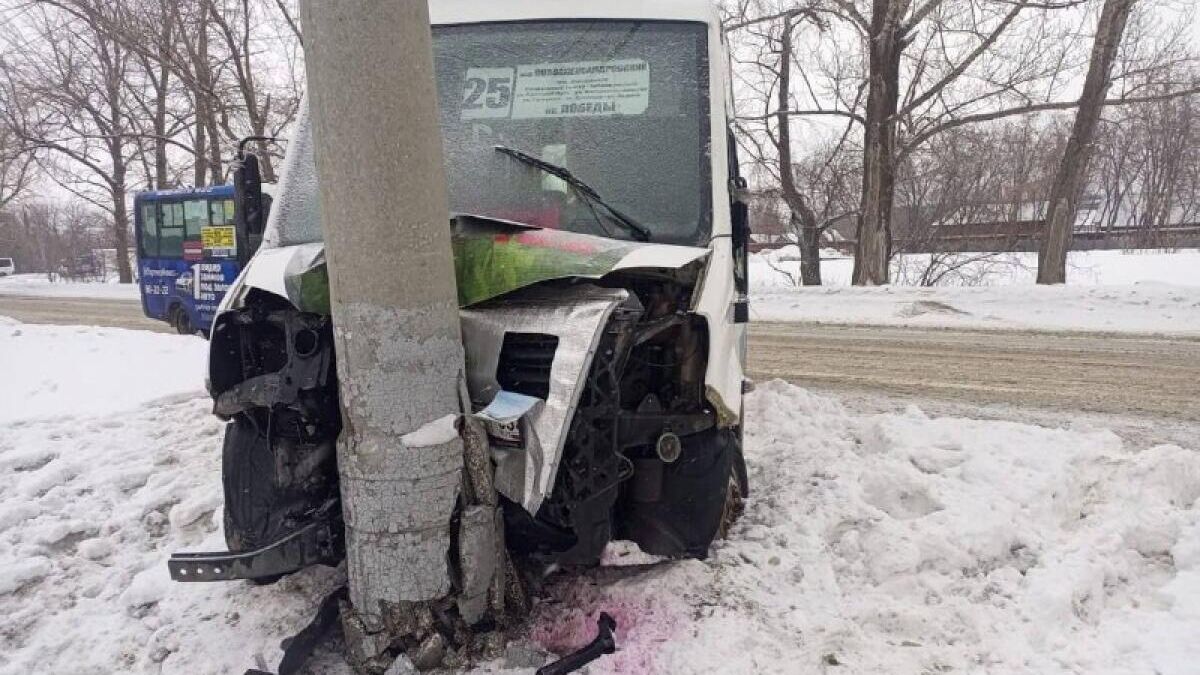 Место ДТП с участием маршрутного такси и грузовика в Омске. 29 января 2024 - РИА Новости, 1920, 29.01.2024