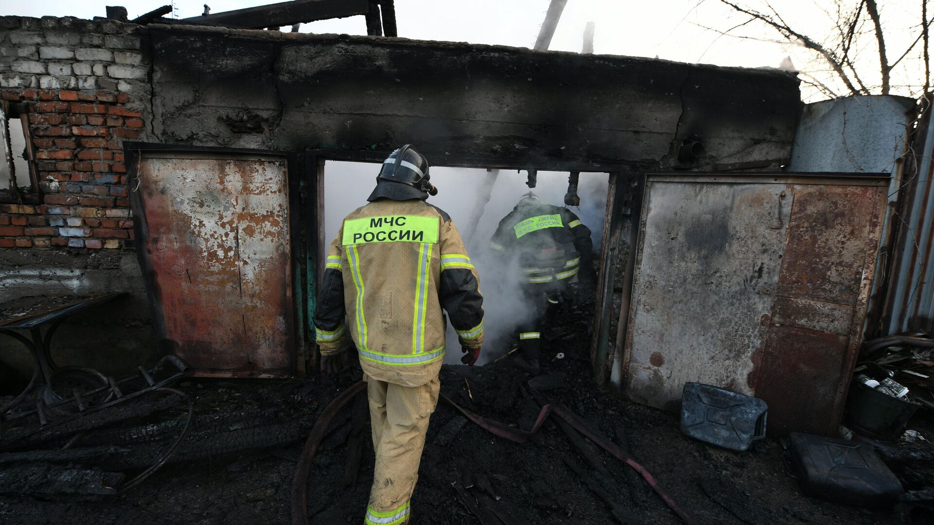 Пожарные на месте сгоревшего в результате попадания снаряда ВСУ частного дома в Донецке около шахты имени Калинина. 29 января 2024 - РИА Новости, 1920, 29.01.2024