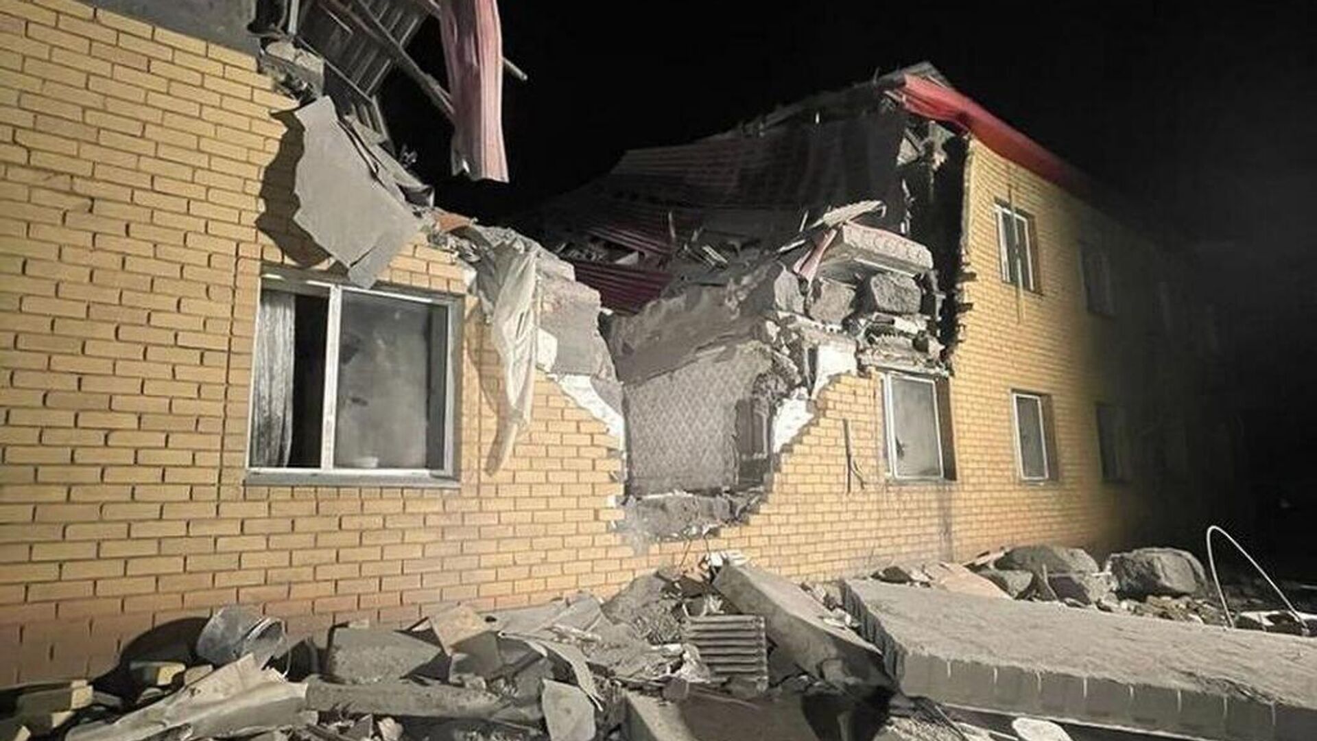Место обрушения дома в результате взрыва газового баллона в Карагандинской области. 30 января 2024 - РИА Новости, 1920, 30.01.2024