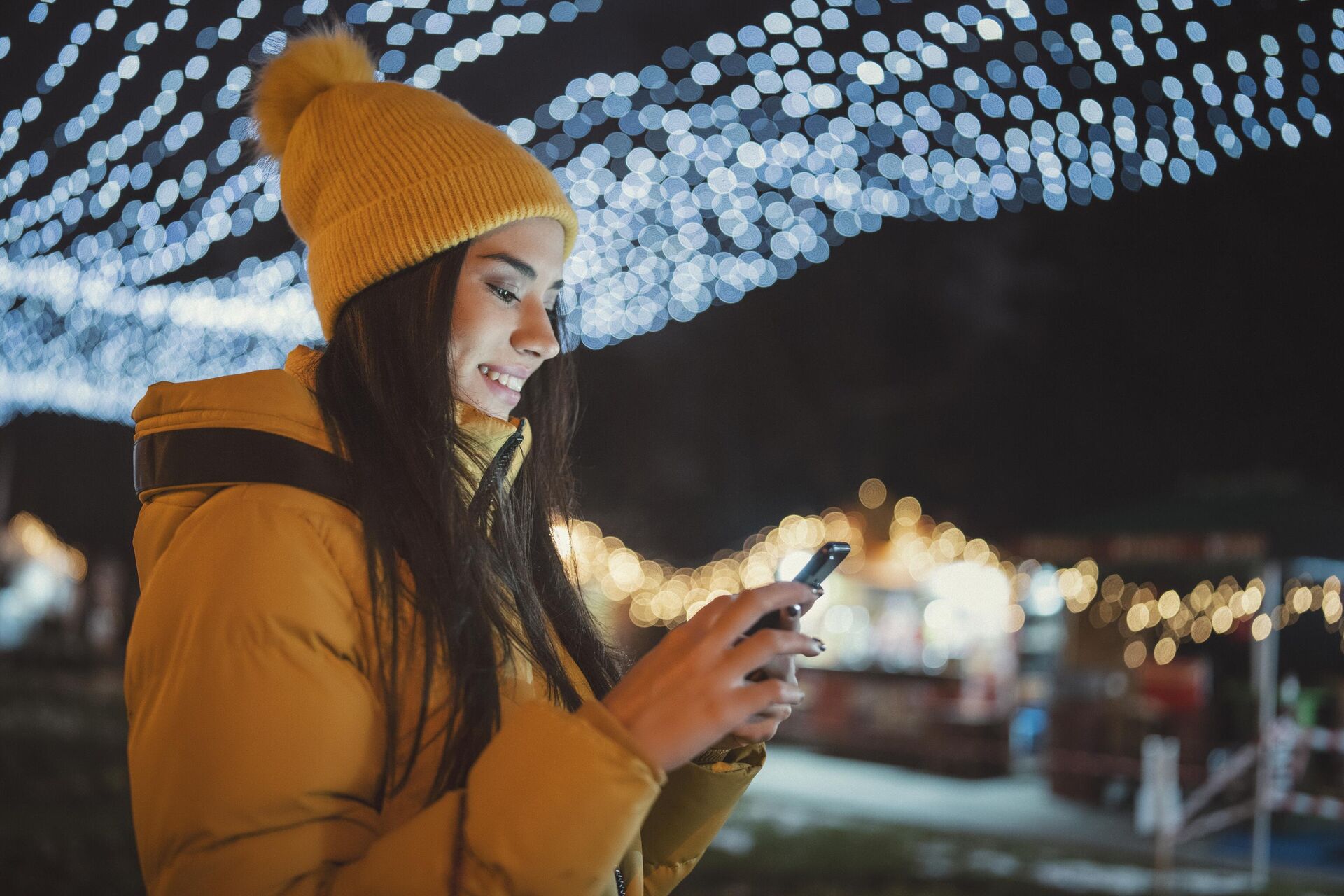 Девушка использует смартфон - РИА Новости, 1920, 12.12.2025