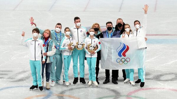 Члены сборной России (команда ОКР), завоевавшие золотые медали в командных соревнованиях по фигурному катанию на XXIV зимних Олимпийских играх в Пекине, на церемонии награждения