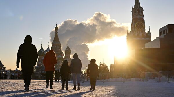 Люди в морозный день на Красной площади в Москве
