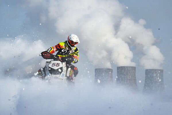 Спортсмен во время заезда на всероссийских соревнованиях по кросс-сноубайку и кроссу на снегоходах на Ключ-Камышенском плато в Новосибирске