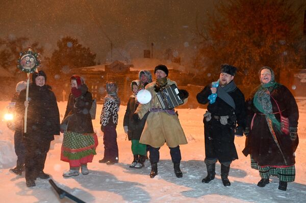 Участники фольклорно-этнографической студии Сретенье во время святочного колядования в Омске 