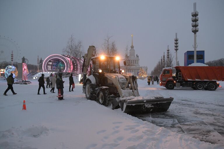 Уборка снега на территории ВДНХ