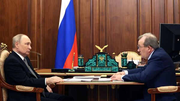 Президент РФ Владимир Путин и глава Российской академии наук Геннадий Красников во время встречи