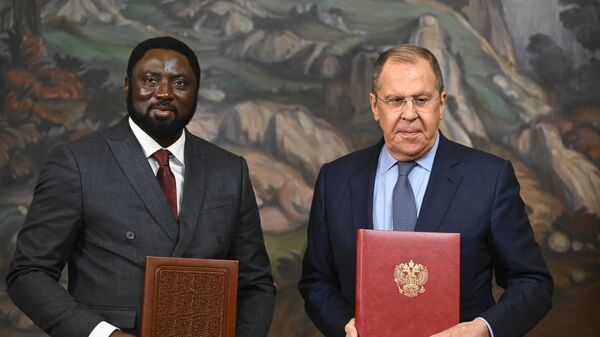 Министр иностранных дел РФ Сергей Лавров и министр иностранных дел Гамбии Мамаду Тангара на церемонии подписания совместных документов в ходе встречи в Москве