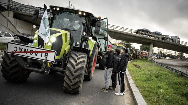 Фермерские тракторы блокируют въезд в аэропорт Тулуза-Бланьяк на юго-западе Франции. 30 января 2024