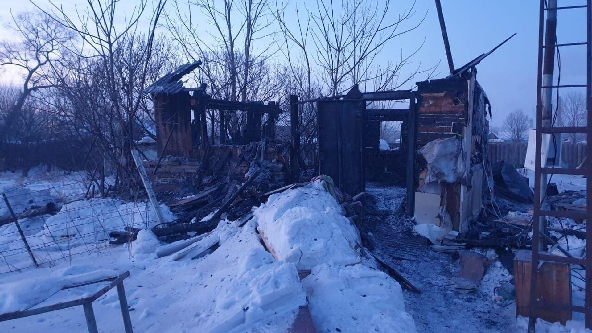 Последствия пожара в частном доме в Биробиджане - РИА Новости, 1920, 31.01.2024