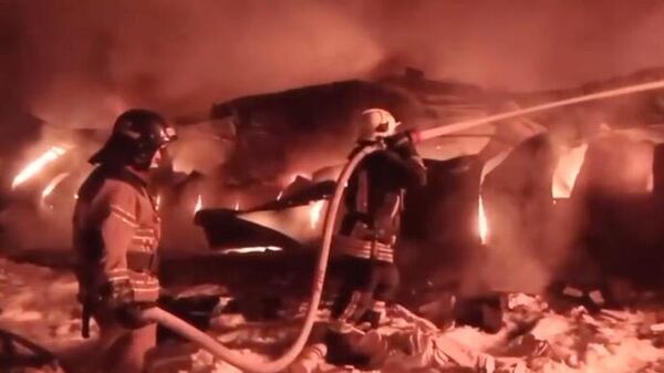 Тушение пожара на складе в поселке Муромцево во Владимирской области